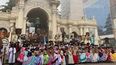 Paisanas en el atrio de la Iglesia Catedral, prontas a salir hacia Río Blanco.