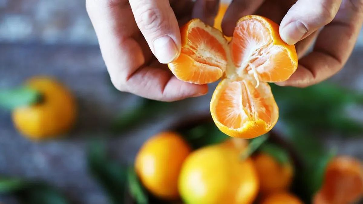 Las mandarinas contienen vitamina C, antioxidantes y fibra, esenciales para fortalecer el sistema inmune.