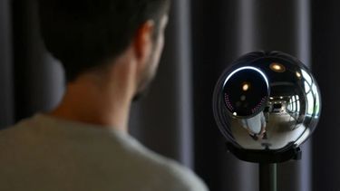 La empresa ofrece dinero virtual a cambio de escanear el iris de miles de voluntarios.