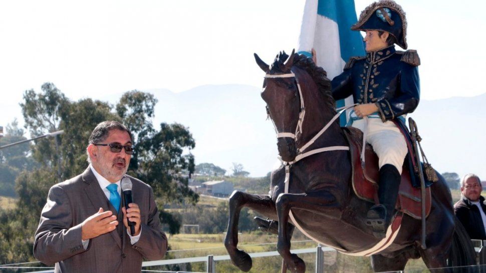 Emplazaron la escultura realista Belgrano en el nuevo parque de Alto Comedero