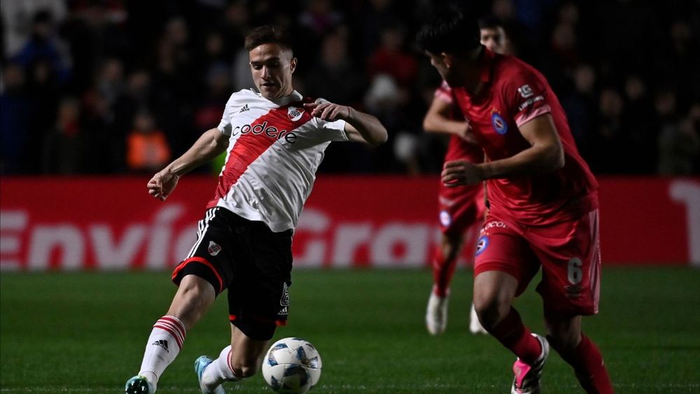 En un vibrante partido, River cayó ante Argentinos por 3 a 2