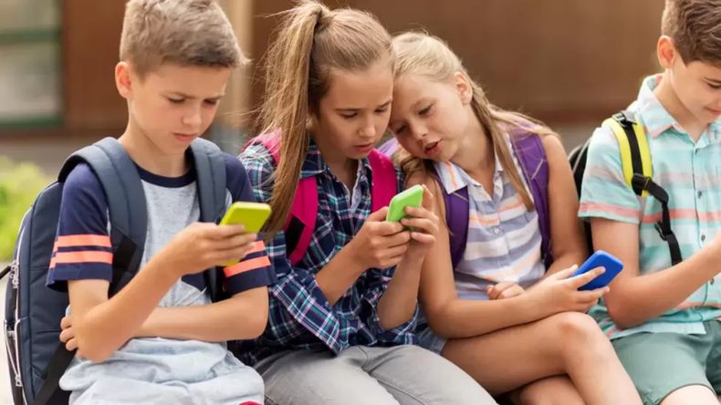A partir de 2026, los alumnos de primaria de Buenos Aires no podrán usar celulares en la escuela.