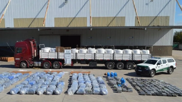 En uno de los operativos, hecho en Jujuy, interceptaron un camión que transportaba 34 mil atados de cigarrillos de origen extranjero sin aval legal. En el otro, concretado en Tucumán, detectaron 3.801 kilos de hojas de coca ocultos en un cargamento de azúcar a granel.&nbsp;