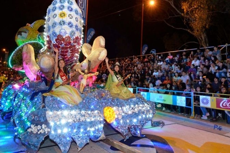 Desfile de carrozas de la Fiesta Nacional de los Estudiantes en Ciudad Cultural (foto archivo)