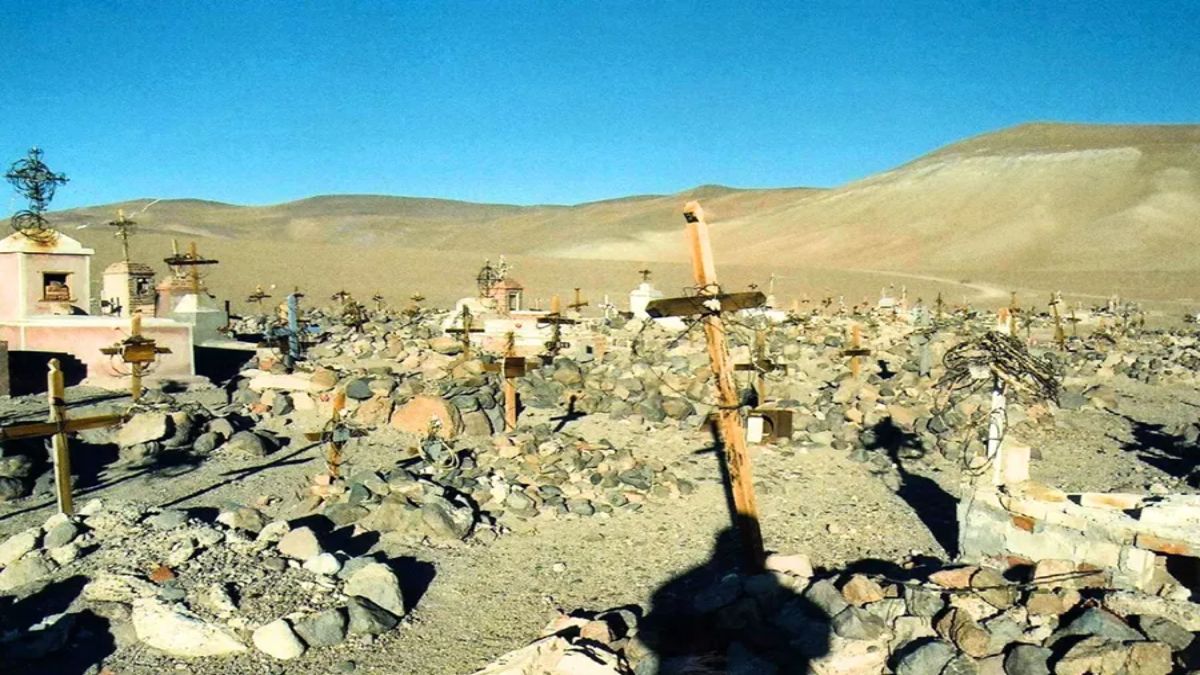 Visitá este pueblo del norte que sorprende: está abandonado pero su  cementerio crece