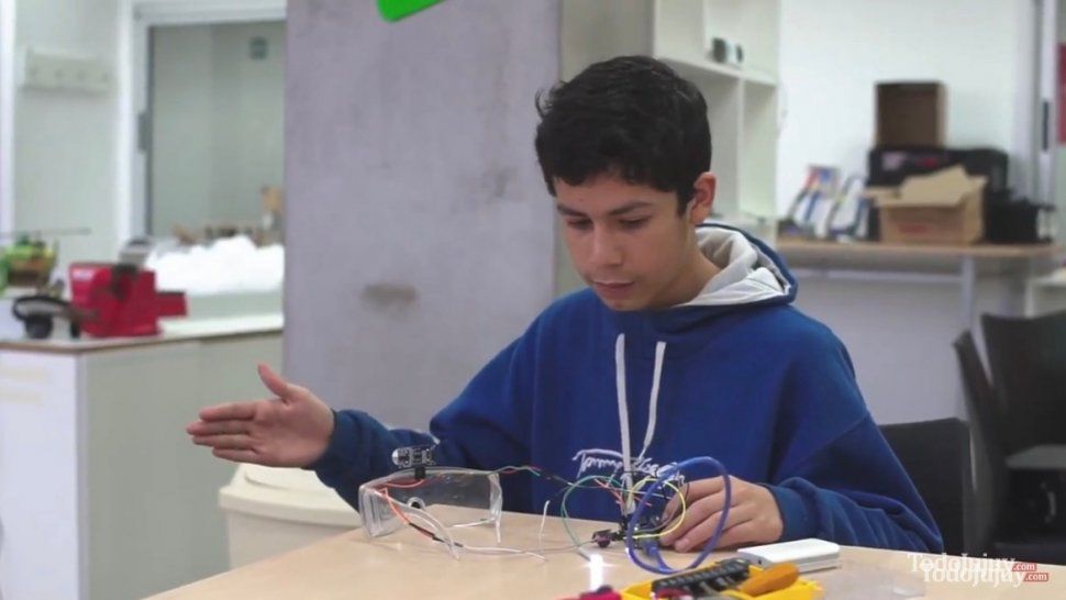 Un adolescente jujeño creó lentes ultrasónicos para personas no videntes