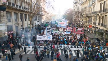 Trabajadores y médicos del Hospital Garrahan se manifiestan en el centro porteño.