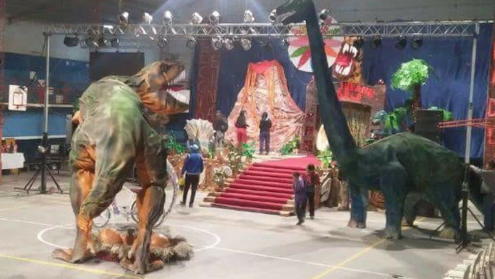 el polimodal de abra pampa eligio a su reina con una escenografia jurasica