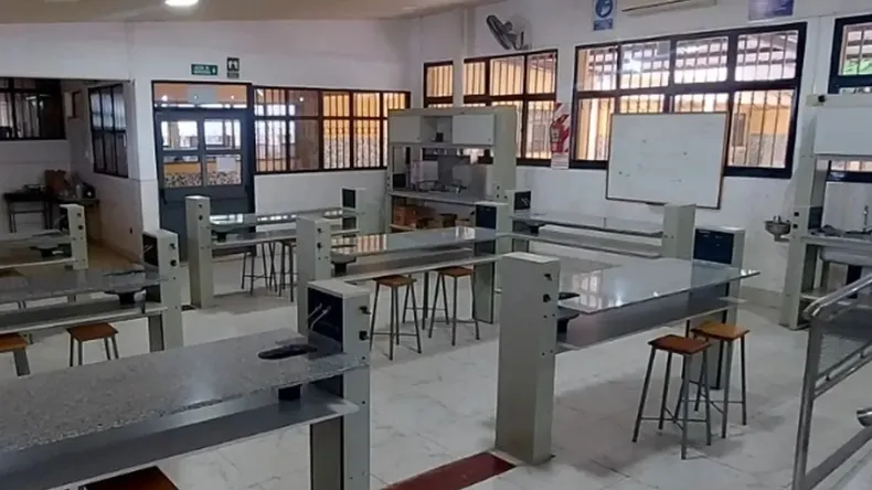 Como explicaba el Secretario Ejecutivo, “Los docentes titulares de cada una de las cátedras fueron cedidos gentilmente por la Universidad de Nacional de Córdobas. Serán docentes con antecedentes de la Universidad de Córdoba y luego, cuando se vaya desarrollando la carrera se llamara a concurso y se completarán los requerimientos”