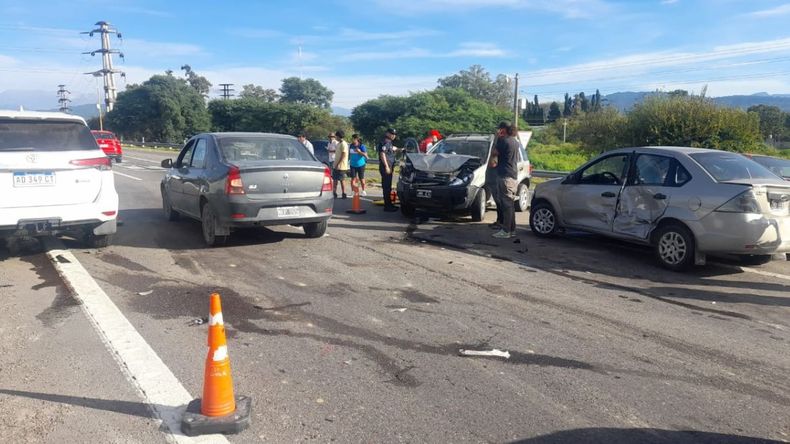 Choque en cadena entre tres vehículos en el acceso sur a San Salvador de Jujuy