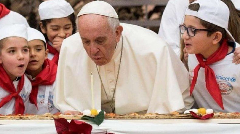 Francisco celebró su cumpleaños con niños y una pizza de cuatro metros