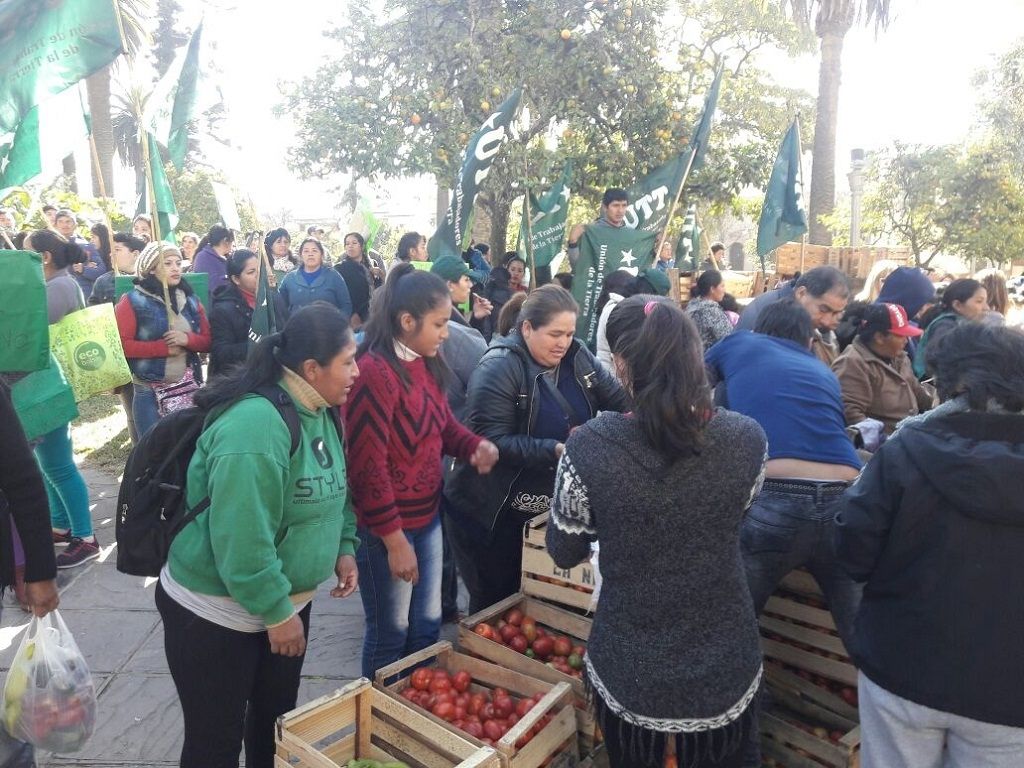 Tomatazo en Plaza Belgrano