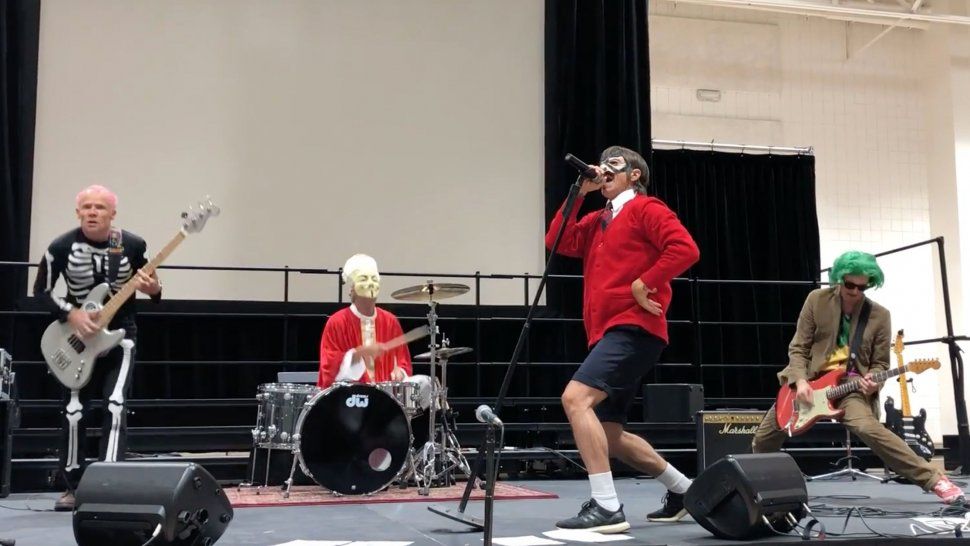 Los Red Hot Chili Peppers dieron un show sorpresa para los chicos de una escuela