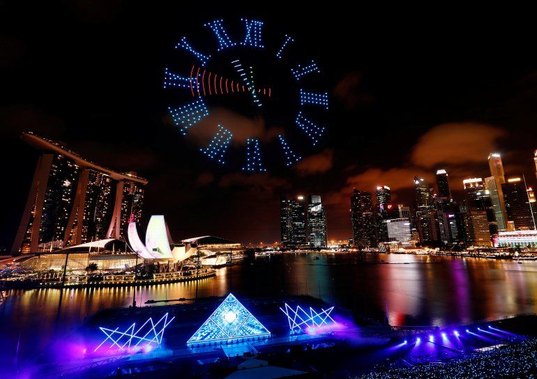 Una cuenta regresiva en el cielo realizada con drones en el cielo de Singapu para recibir el a&ntilde;o nuevo