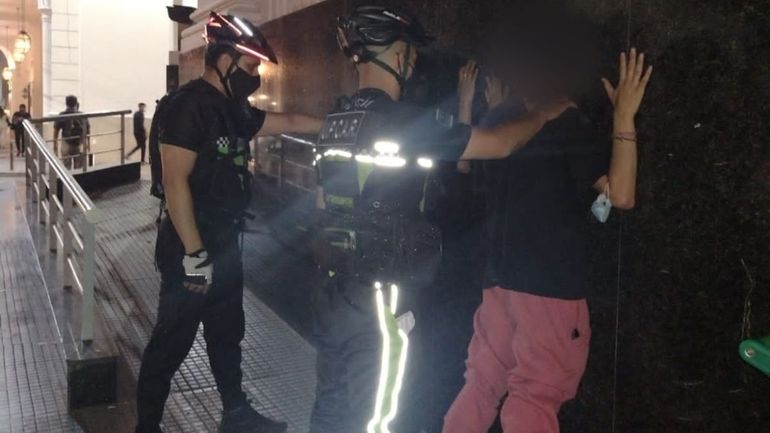 Jóvenes detenidos por robar carrito de supermercado en San Salvador