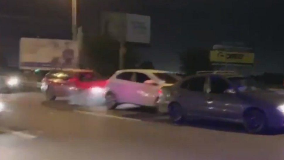 la policia freno el transito para que pase el bus de la seleccion y provoco un choque en cadena