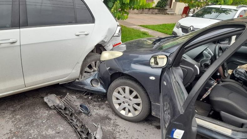 Siniestro vial: le habría entrado una abeja al auto, no pudo maniobrar y chocó