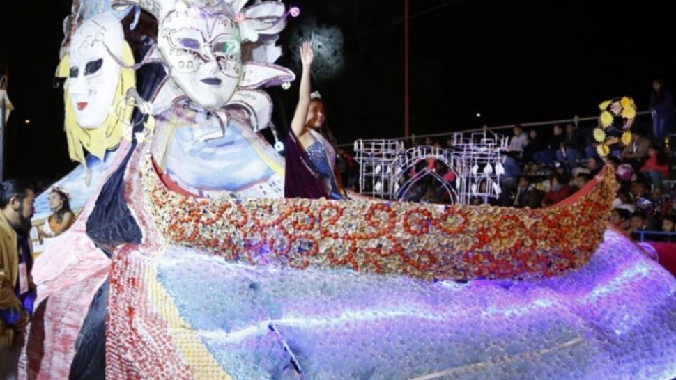 Bachillerato Provincial 21: una carroza 100% reciclable con un mensaje sobre el cuidado del medio ambiente