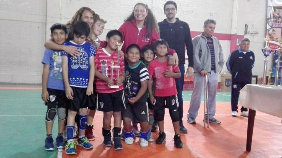 Equipo de Campo Verde vende empanadas para poder participar de un torneo de vóley