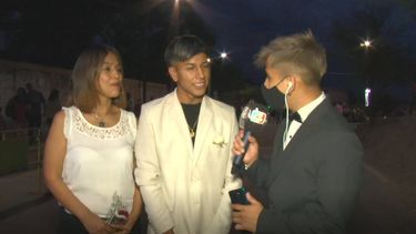 Raquel viajó 21 horas para hacer la Cena Blanca con su ahijado
