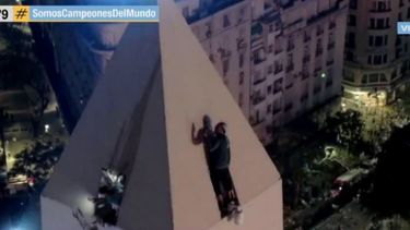 Un hincha se subió a la punta del Obelisco y quedó colgando.&nbsp;