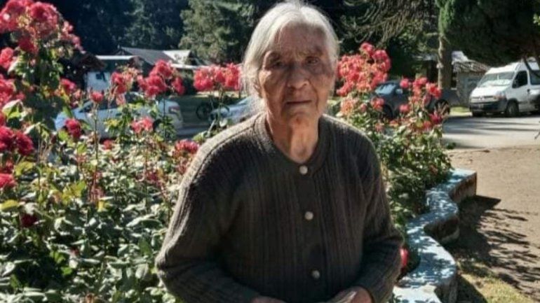 Juanita estuvo vendiendo golosinas en el carrito de la Escuela Juanita Steven por más de 50 años 