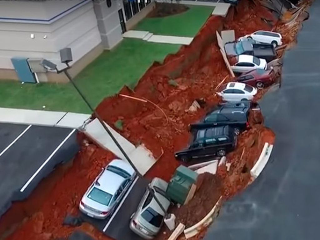 Hoyo se “tragó” autos