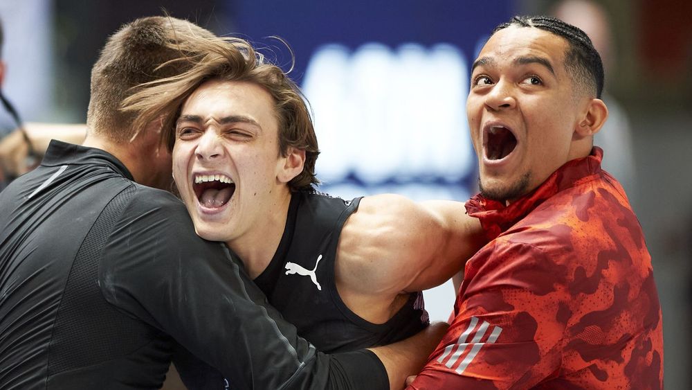 Armand Duplantis salt&oacute; 6.15 metros y rompe el record mundial