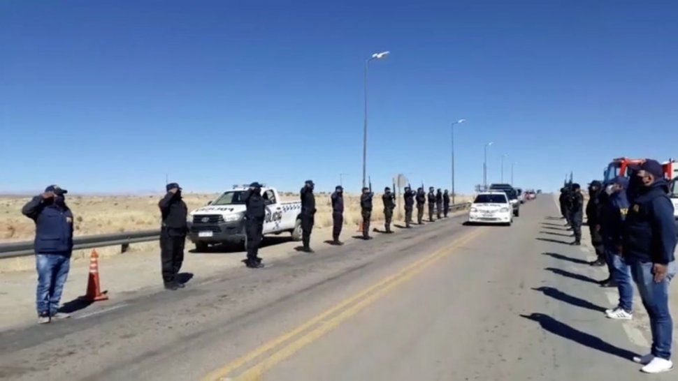 Un cortejo de m&oacute;viles policiales acompa&ntilde;&oacute; hasta La Quiaca los restos del oficial policial que falleci&oacute; con coronavirus.