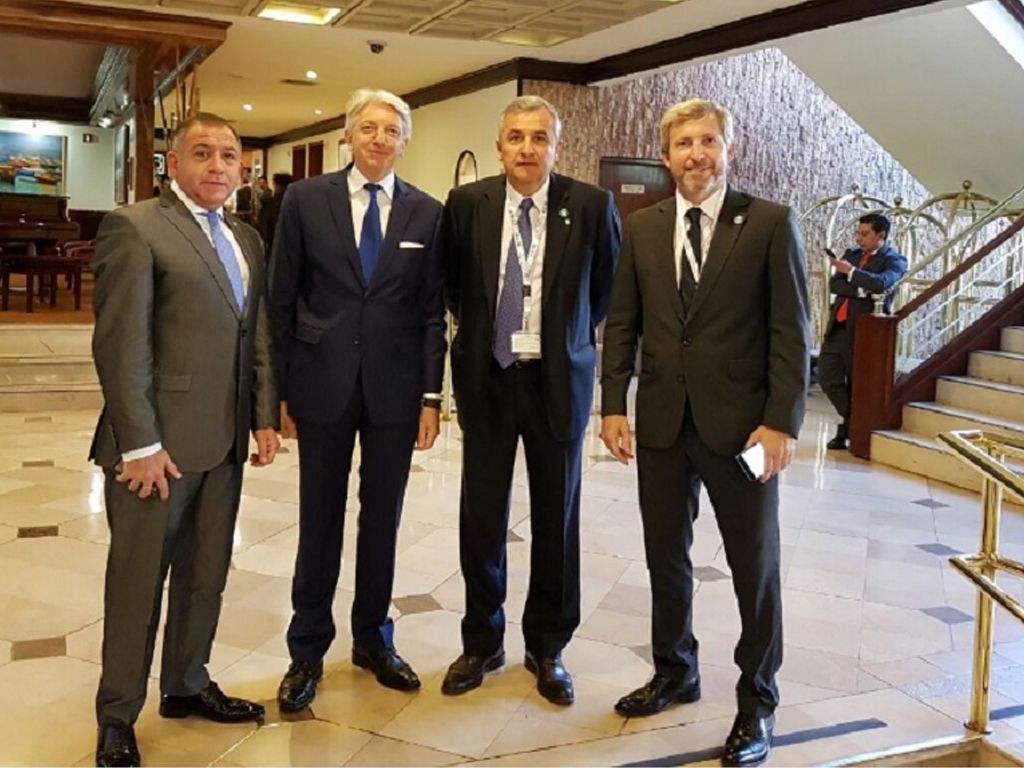 Morales junto a funcionarios