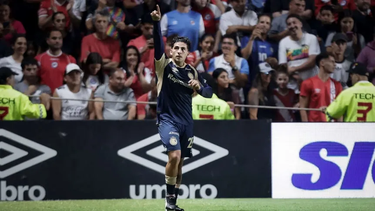 El sobrino nieto de Maradona, surgido de las inferiores del Millonario, anotó el único tanto para la victoria del Bicho en La Paternal. El sobrino nieto de Maradona, surgido de las inferiores del Millonario, anotó el único tanto para la victoria del Bicho en La Paternal.