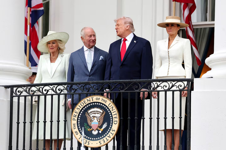 La reina Camila, el rey Carlos II de Inglaterra junto al presidente de Estados Unidos, Donald Trump, y su espsoa Melania, en la Casa Blanca. (Foto: Reuters/Chris Jackson).