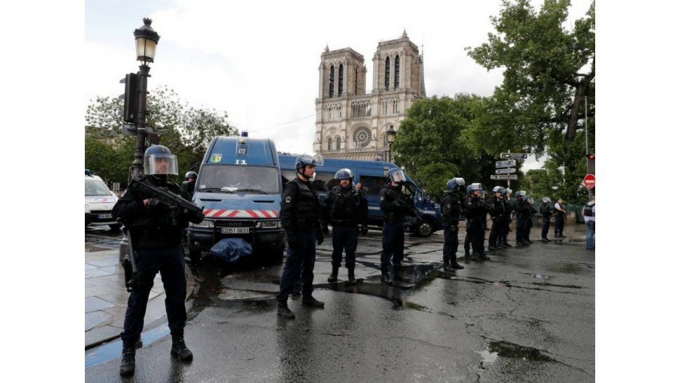 Cordón policial junto a Nortre Dame