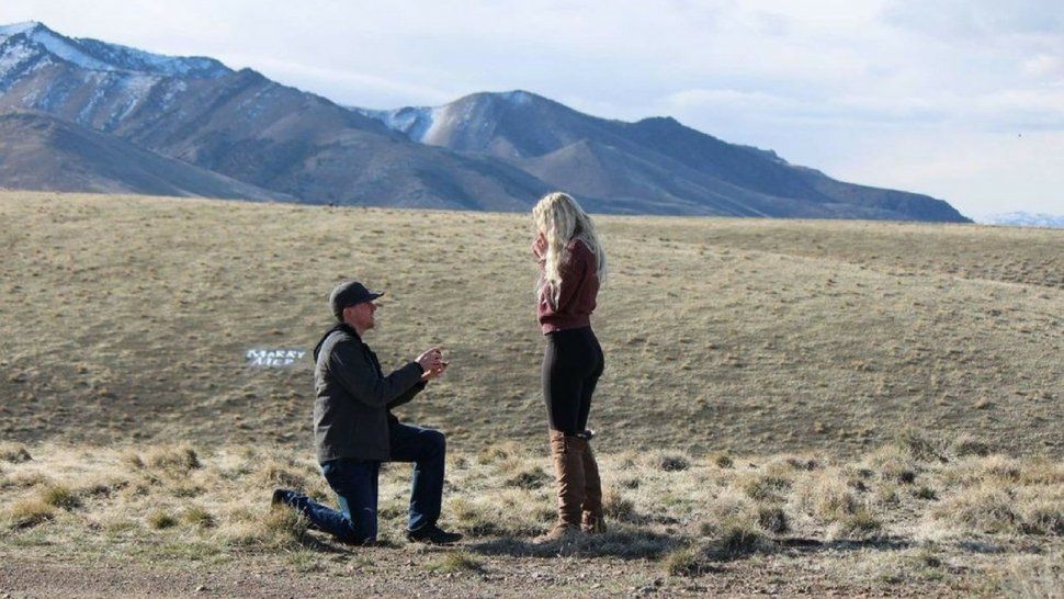 ¡Insólito! La reacción de un padre mientras le piden matrimonio a su hija