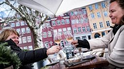 Dos mujeres brindan en un bar de Dinamarca. /Foto: Ritzau Scanpix/Emil Helms - REUTERS