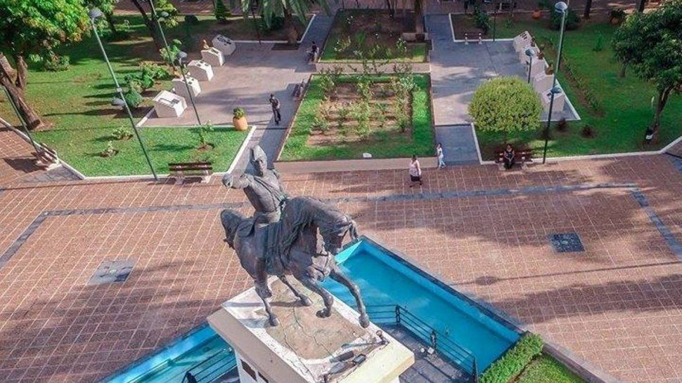 Cuando la vocación es más fuerte: es empleado municipal y embellece a plaza principal