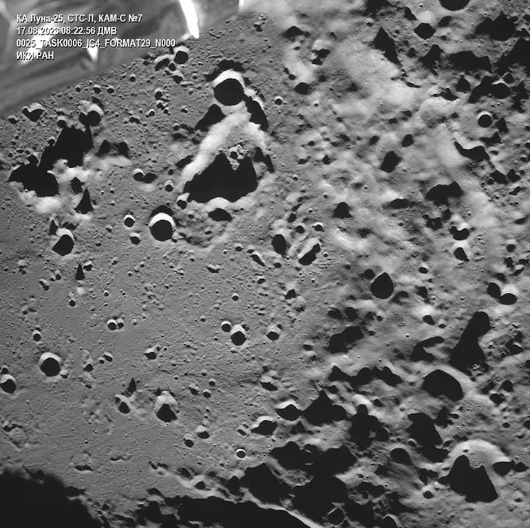 Las primeras imágenes que envió la nave espacial Luna 25, que muestra los cráteres del hemisferio sur del satélite HANDOUT - Russian Space Agency Roscosmos