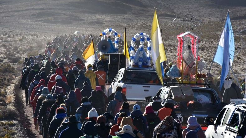 Multitudinaria peregrinación por el Señor y la Virgen del Milagro en Salta