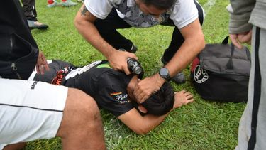 Un jugador de Atlético San Pedro golpéo a uno de Zapla y lo fracturó