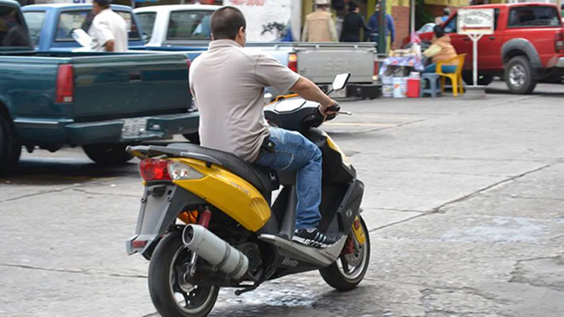 La multa por conducir sin casco normalizado una motocicleta es de 300UF - $ 385.200,00 La multa por conducir sin casco normalizado una motocicleta es de 300UF - $ 385.200,00