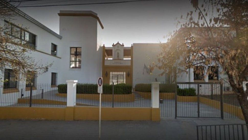 Un alumno confesó que es gay y lo expulsaron junto a tres compañeros que lo defendieron