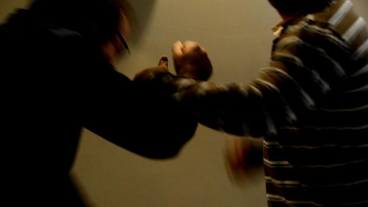 Golpeó y casi asfixia al novio de su hija tras interceptarlo a la salida.