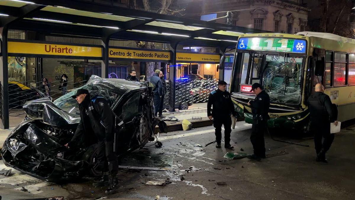 Un accidente de tránsito protagonizado por un colectivo de la línea 111 y un auto se registró durante la madrugada.