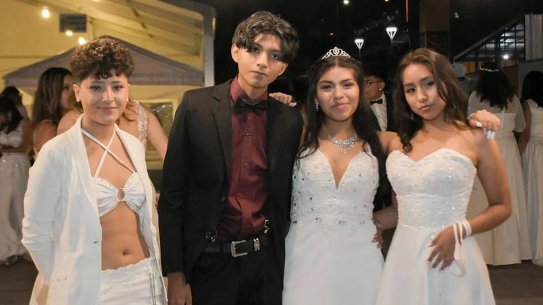 Noda y estilos en la Cena blanca 2024 - foto de archivo Noda y estilos en la Cena blanca 2024 - foto de archivo