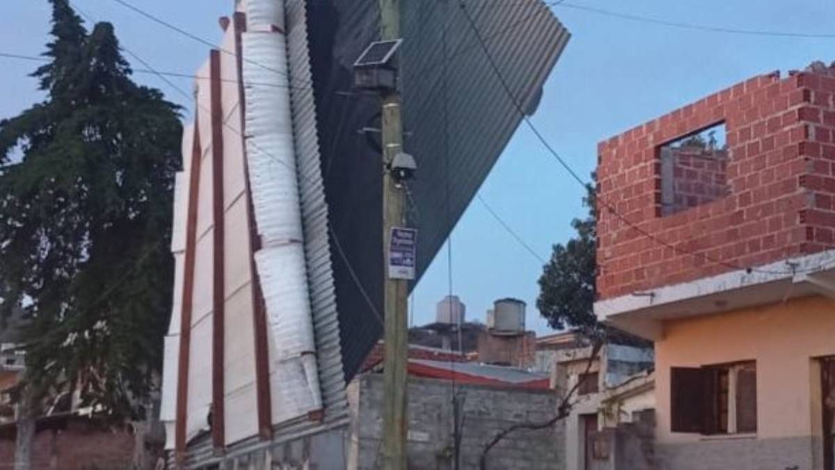 por las fuertes rafagas de viento, se registro la voladura de techos y caida de arboles en cuyaya