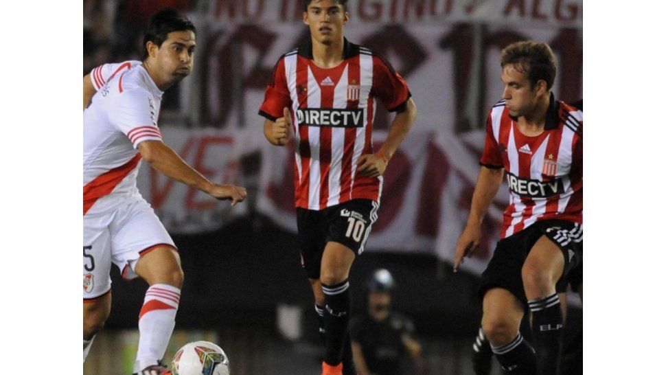 River busca alejarse de Lanús