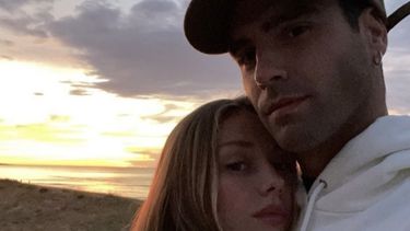 Ester Espósito cambió su look en el cabello al poco tiempo de blanquear su romance con Nicolás Furtado.