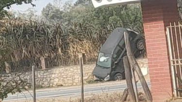 Auto en posición insólita en Monterrico.