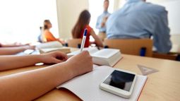 Sin celular en clases ni recreos: Volvimos a ver las rondas y charlas entre chicos