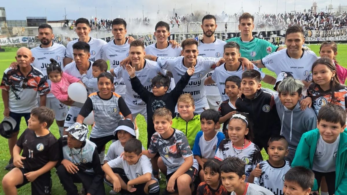 Altos Hornos Zapla juega con Camioneros (Foto facebook AHZ)